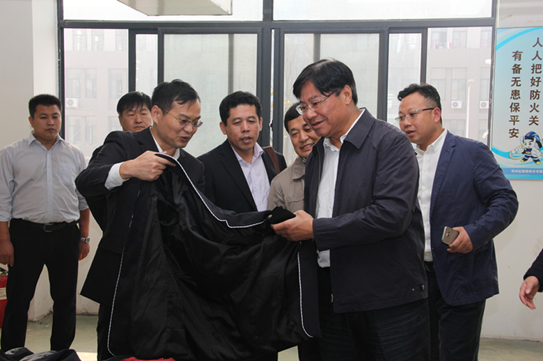 河南工程学院院长耿广智考察锦荣衣天下服装产业园_副本.jpg